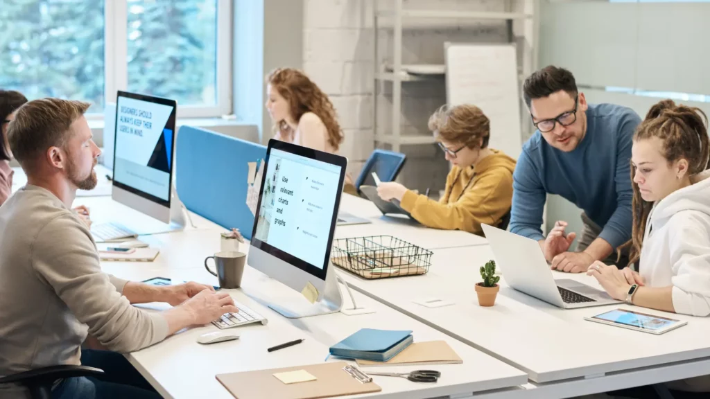 Personnes travaillant sur des ordinateurs dans un bureau